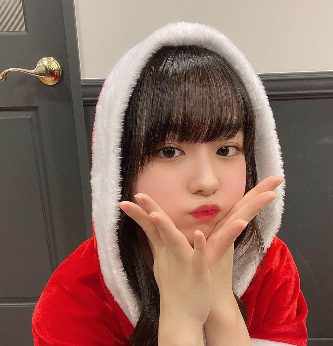 高田もものインスタグラム：「. メリークリスマス！！！！ . ももは自分へのクリスマスプレゼントにAirPods Proを買ったよ！ . みんなは何か自分に買ったり大切な誰かにあげたりしたのかな〜🎁 . かしこ . #高田もも #かしこってなに #かしこ #あいどる #アイドル #idol #japaneseidol #かみやど #ひらがなかみやど #instagood #instagram #クリスマスプレゼント #クリスマス #サンタコス #サンタ #メリークリスマス #ミスid2021 #ミスid」