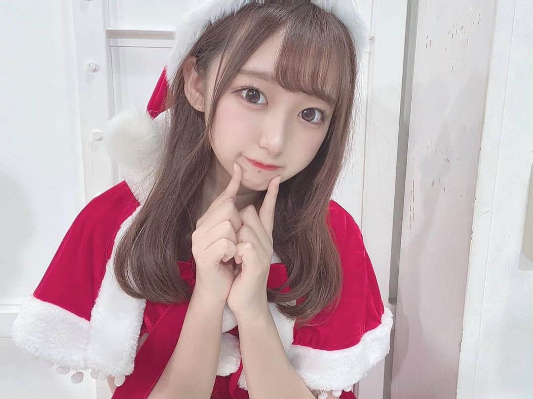 町田穂花のインスタグラム：「. . Merry X'mas🎄💓 . リハでメンバーみんなと踊ってクリスマスをすごしました！！ . みんなのお家にサンタさん来たかな〜？🎅🏻 . #メリークリスマス #メリークリスマス🎄 #merychristmas #merychristmas🎄 #サンタコス #サンタコスプレ #自撮り女子 #自撮り界隈」
