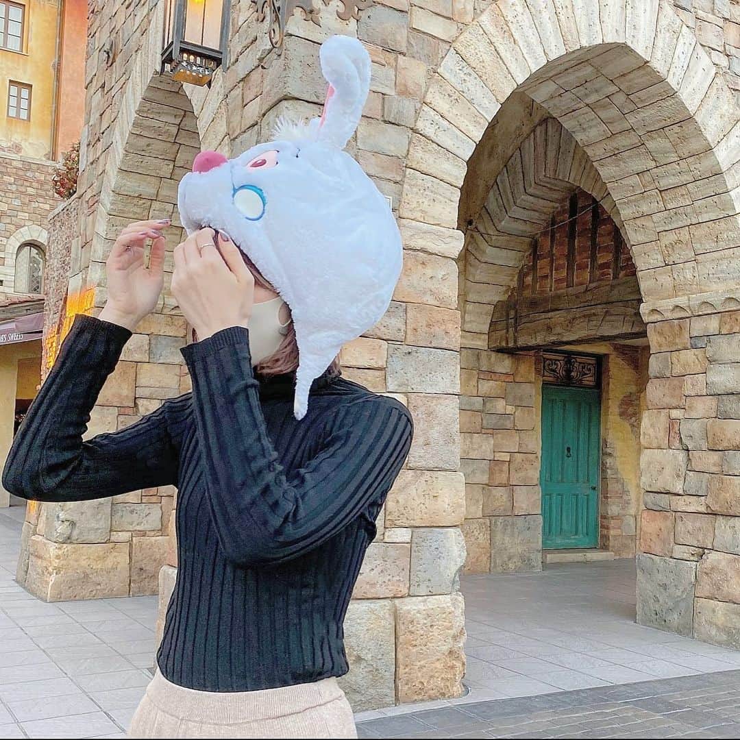 たんりいのインスタグラム：「. . Disney coordinate 🎄♡ . この日奇跡的にアウターがいらない ぐらい日中暖かかった〜❣️❣️ . この @fifth_store のトップス めっちゃ着回しきくし着心地抜群✨ １枚もってるとすごくいいかも〜 . fifth 60% OFFクーポン出てたよ 🎫♡ #fifth #fifthtl #フィフス #カジュアル #ニット #カーディガン #高身長コーデ #ニットコーデ #コーディネート #ファッション #パンツコーデ #fashion #ootd #coordinate #outfit #フィットニットタートルトップス」