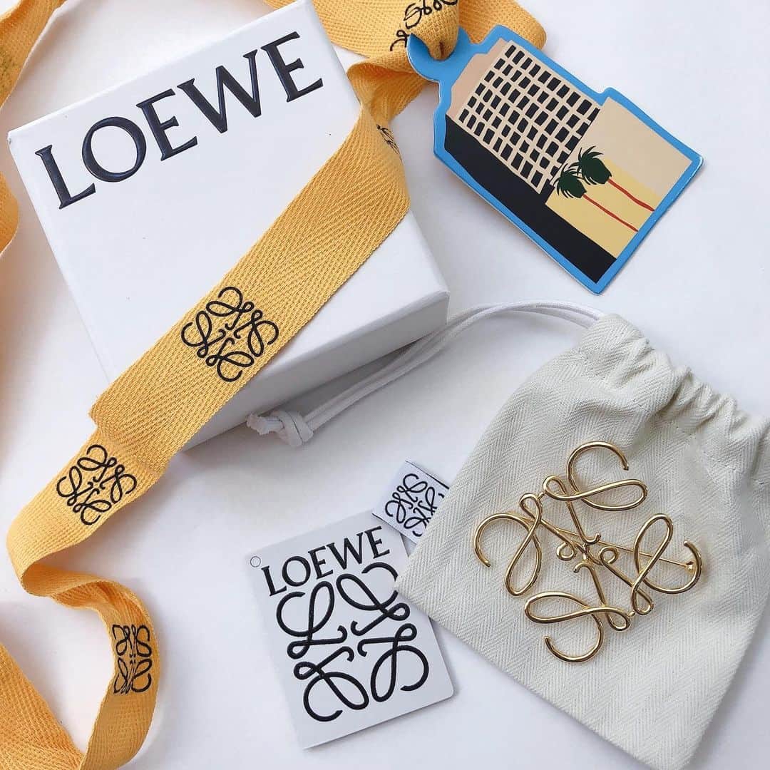 Miyoのインスタグラム：「2020.12.25 ・ Xmas present🎁 ずっと気になっていたLOEWEのブローチ♡ 新作の4色のものと悩んだけど、 合わせやすいゴールドにしました☺️ コートやマフラーにつけるだけで 一気に高見えコーデに…♡ ・ ・ ・ #LOEWE#ロエベ#ブローチ#ロエベブローチ#ゴールド#Xmas#クリスマス#プレゼント#クリスマスプレゼント#ZARA#ザラ#ザラコーデ#ザラジョ#bottegaveneta#ママコーデ#ママファッション」