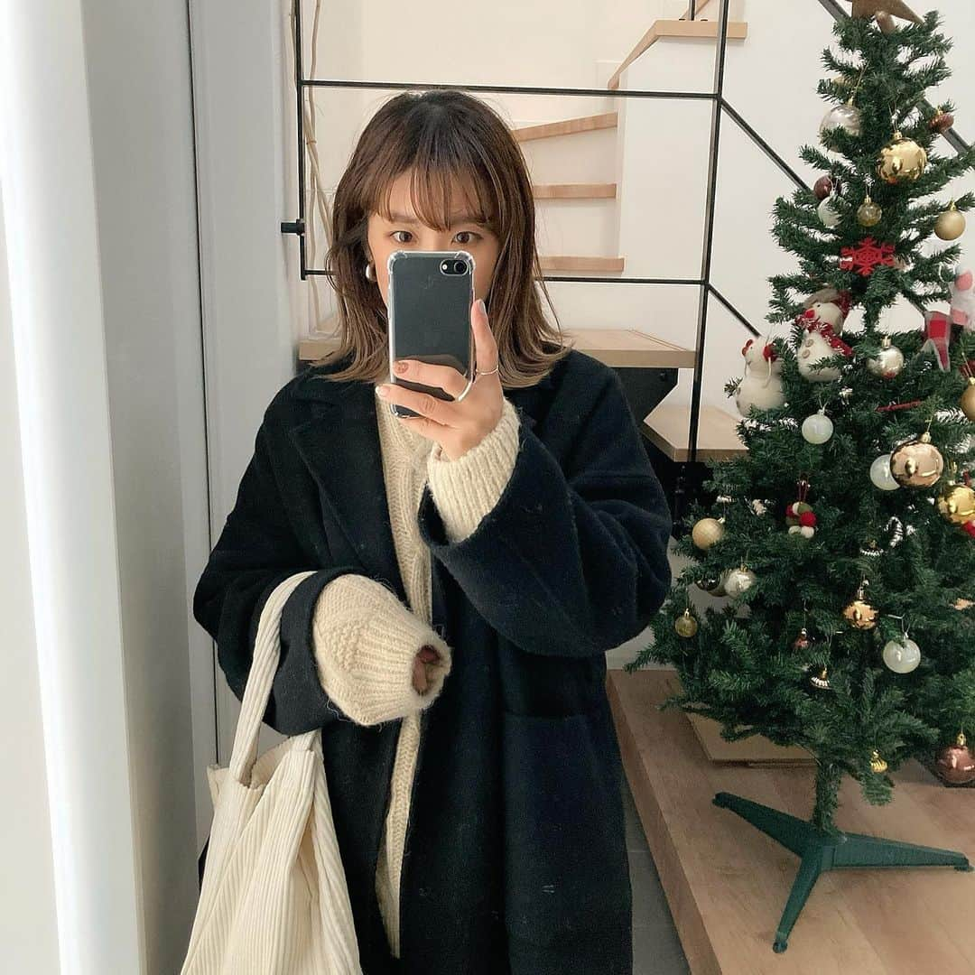 yan___5さんのインスタグラム写真 - (yan___5Instagram)「メリークリスマス🎄🎅 なんかお久しぶりです。 . 一大イベントも無事に終え、 さっそくツリーを片付けました。 . 師走母コーデ。 バタバタしてるから動きやすい格好しかしてない。 . . ニット パンツ　#canaljean  アウター　#raybeams バッグ　#todayful」12月25日 22時45分 - yan___5