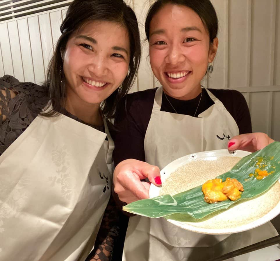 大村 奈央さんのインスタグラム写真 - (大村 奈央Instagram)「珍しくトレーニング後じゃない2人の写真と、食べたかったもの🥩🏉🏄‍♀️ #恩人真紀子 #魂が抜けた日 #11月22日」12月25日 22時37分 - naoomura