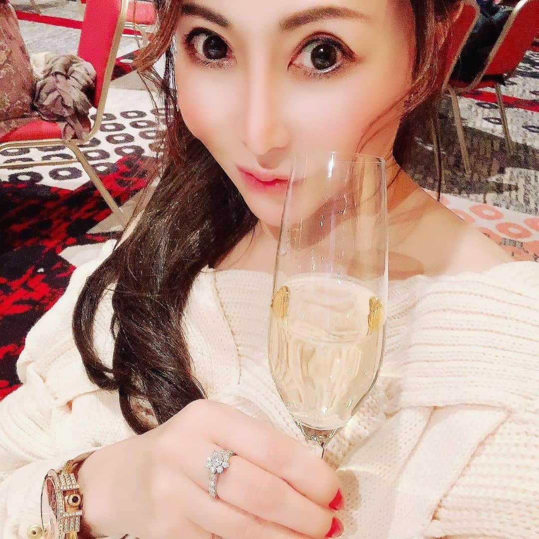 沢田麗奈さんのインスタグラム写真 - (沢田麗奈Instagram)「ー メリークリスマス🎄 先日、毎年恒例の 松田聖子ちゃんの ディナーショーに 行って来ました♡  今年は、東京だけのディナーショーでした。  コロナ対策も万全で、ディナーを済ませてから、 お歌の時は、 飲食禁止でしたが… 皆様マナー良く、 楽しいひと時でした♡  21年連続参加の ディナーショー！ 流石、聖子ちゃん！と毎年刺激を、いただく年末です♡  ヘアスタイルは、 @haircarry さんの ポニーウィッグを着けてもらいました♡  今年は、当日届いたドレス👗トラブルで、ワンピースで参加しました。 @iral_official  の物です。 @yunkoro519 さんと、お揃いです。とっても素敵なワンピース👗で、お気に入りです♡  ー #松田聖子 #松田聖子ディナーショー  #聖子ちゃん大好き  #21年連続 #美しい #美意識高い人と繋がりたい  #アラフィフ #リバースエイジング #ヘアスタイル #ウィッグアレンジ  #海外移住  #hawaii  #自撮り #シャンパン好き  #ワイン好き #美学 #自撮り @haircarry  @koyanagi0123  @iral_official  @vartix  #followｍe」12月25日 22時38分 - reinasawada1026