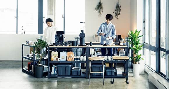 のインスタグラム：「「京都・福岡 コーヒー街歩きガイド」では、ローカルの案内人に教わりつつ、いま面白いコーヒーショップが増えている京都、福岡を巡りました。 『トラベリングコーヒー』の牧野広志さん（@donmakino66）に聞いたのは『コヨーテ』『グッドマン ロースター キョウト』『エルプエンテ コーヒーラボラトリー』など7軒。最新号「おいしいコーヒーライフ」発売中です。（→p.70） photo : @nabecom #andpremium #アンドプレミアム #おいしいコーヒーライフ #lifewithgoodcoffee #coffee #cafe #TRAVELINGCOFFEE #COYOTE #ELPUENTECOFFEELABORATORY #GOODMANROASTERKYOTO  #スペシャルティコーヒー」