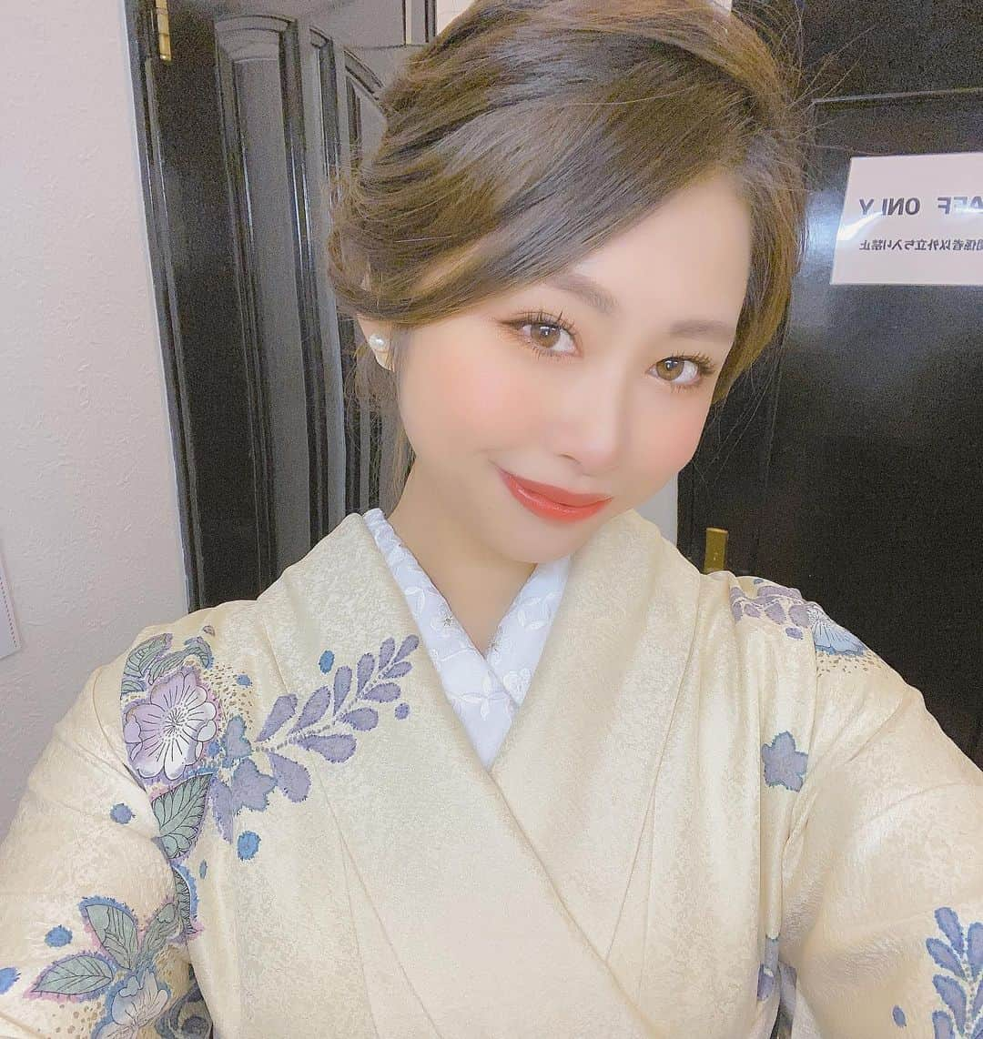 皐月めいさんのインスタグラム写真 - (皐月めいInstagram)「🌸  おっぱい死ぬ気でぺたんこにしたよ👘 訪問着ほしいな〜🌸  お着物きて出かけたいと思う歳になりました😊  #キャバクラ　#キャバ嬢　#皐月めい　#錦　#錦3丁目　#錦三　#selection  #セレクション　#ヘアセット　#ヘアメイク#リボン#ハンドメイドリボン　#ハンドメイドアクセサリー　#ハンドメイド　#　#ヘアアレンジ　#キャバスタグラム　#シャンパン　#着物　#撮影」12月25日 22時42分 - selection_mei