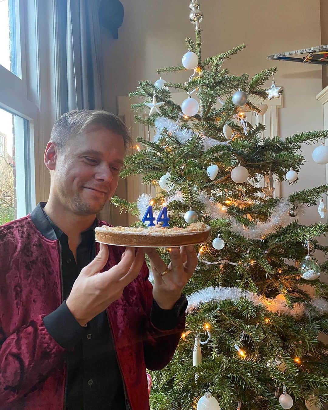 Armin Van Buurenのインスタグラム：「Thank you for all sweet birthday messages!! 🙏🎄Merry Christmas and lots of love ❤️ Armin」