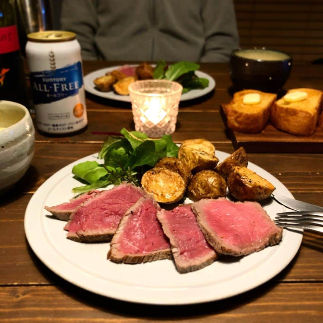 仲谷亜希子のインスタグラム：「今日の晩御飯🍽 我が家の小さなサンタも今宵はご満悦😄 色々あったけど、今年も良い一年でした🙏 #おうちごはん  #夫婦ごはん #献立 #手作りごはん #夜ごはん #晩ごはん #おうちごはんLover #クッキンググラム #家庭料理 #料理写真 #夕飯 #丁寧な暮らし #豊かな食卓 #foodstyling #手料理 #暮らしを楽しむ #iegohan #cooking #cookingram #christmasdinner」