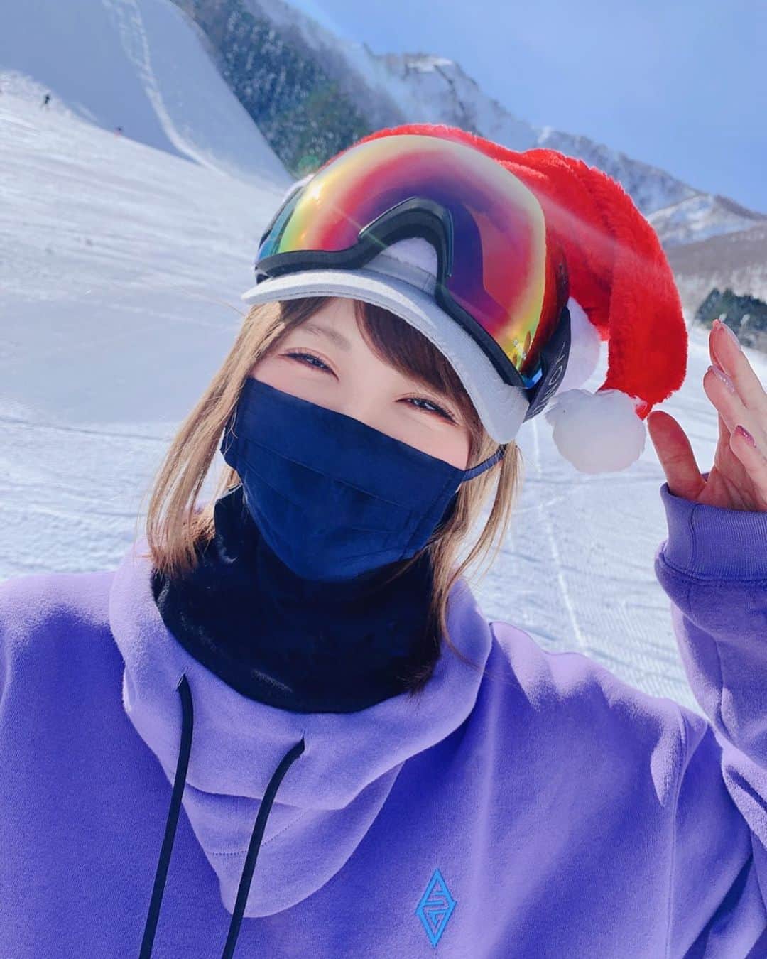 MOTOMIのインスタグラム：「@ MERRY CHRISTMAS🎄  今シーズンは何とか12月中に シーズンインできました😂  10月イエティinしてた頃が懐かしい ...(　= =) トオイメ  🏂の仕事あるあるで 目の前に雪があるのに 1本も滑らず帰るという 日々が年々、増えて ワンシーズン片手しか 滑れなかったりするんだけど  それでもやっぱり 私は大好きな🏂と関わる お仕事が出来て幸せです🥺  今シーズンも宜しくお願いします✨  @insta.kandatsu  @snowholic_official   Hood Warmer→ROMP🇰🇷 Crew neck→SPECIALGUEST🇰🇷 🧢→SPECIALGUEST🇰🇷」