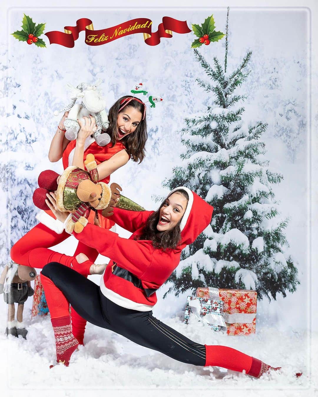 カロリナ・ロドリゲスのインスタグラム：「La ilusión de la Navidad no lleva mascarilla (la foto es de la pasada navidad, este año seguramente @sara_llana y yo hubiéramos necesitado la mascarilla para hacerla) FELIZ NAVIDAD!!🎄  📸: @andreysapizhak」