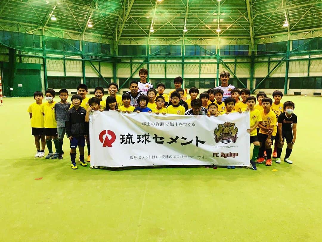 上里一将のインスタグラム：「・ 今年も沖縄県出身選手でスクールをやらさせて頂きました！  コロナ渦の中、色々と苦労をされ準備をして頂いた関係者の皆様、そして参加してくれた子供達、本当に有難う御座いました！  FC琉球・沖縄県出身選手として、夢を与えられるように、これからもスクール活動は続けていきたいと思ってます。」