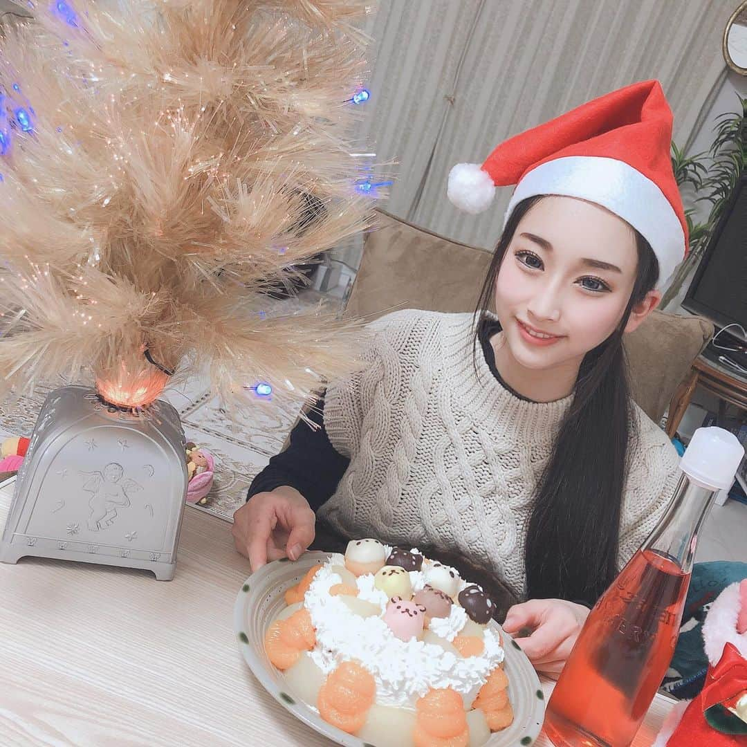 浅井マリサさんのインスタグラム写真 - (浅井マリサInstagram)「・・・ 🤶🏻 ᴍᴇʀʀʏ x'ᴍᴀꜱ 🎄  マリサ家はクリスマスいぶにパーティーしたよ〜🥳  ケーキはマリサ作🎂 中はクレープ風に、チョコとかフルーツとか沢山入れた🍫🍌 美味しくできまちた😎  皆はどう過ごしたん??  皆にとって素敵な年末年始になりますように🍀  #クリスマス#クリスマスパーティー #サンタ#サンタコス #ケーキ#手作りケーキ #ケーキの作り方 #週末ギャル」12月25日 22時49分 - marisa_a_egg