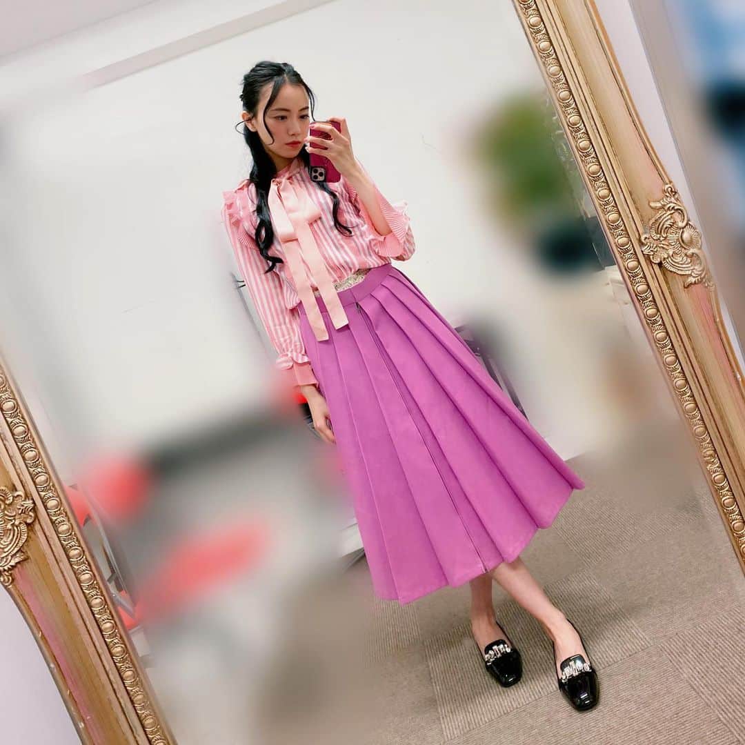 齋藤明里のインスタグラム：「. 明日の『王様のブランチ』は BOOKコーナー担当です🙆🏻‍♀️ 年末恒例のブランチBOOK大賞！ ぜひご覧下さいませ🎄  衣装は華やかにピンクにしました🎀 (全部私物) . #mukzin  #mikiosakabe  #miumiu」