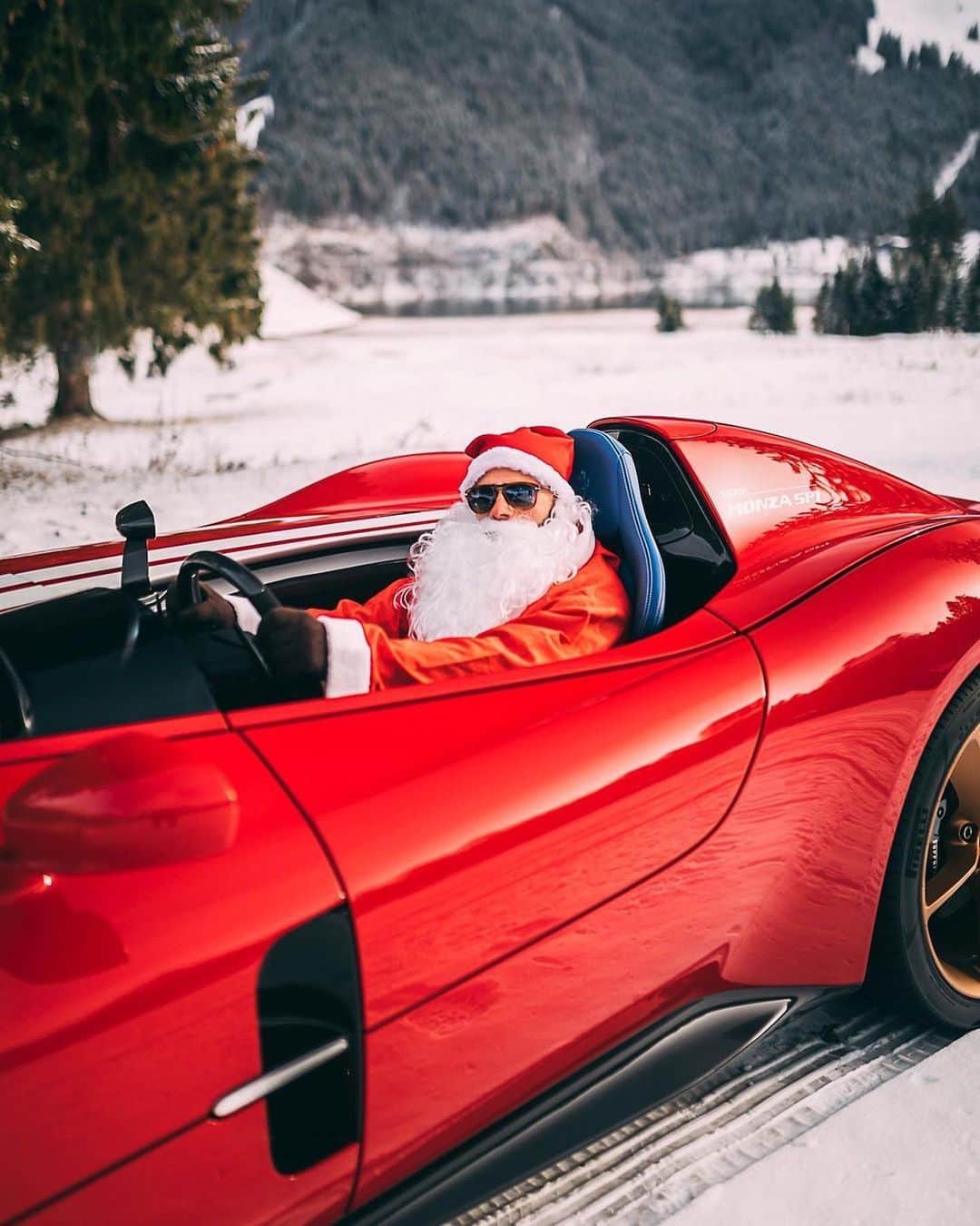 CARLiFESTYLEさんのインスタグラム写真 - (CARLiFESTYLEInstagram)「Santa’s new ride. 🎄 Photo by @stephan_bauer #carlifestyle」12月25日 22時50分 - carlifestyle