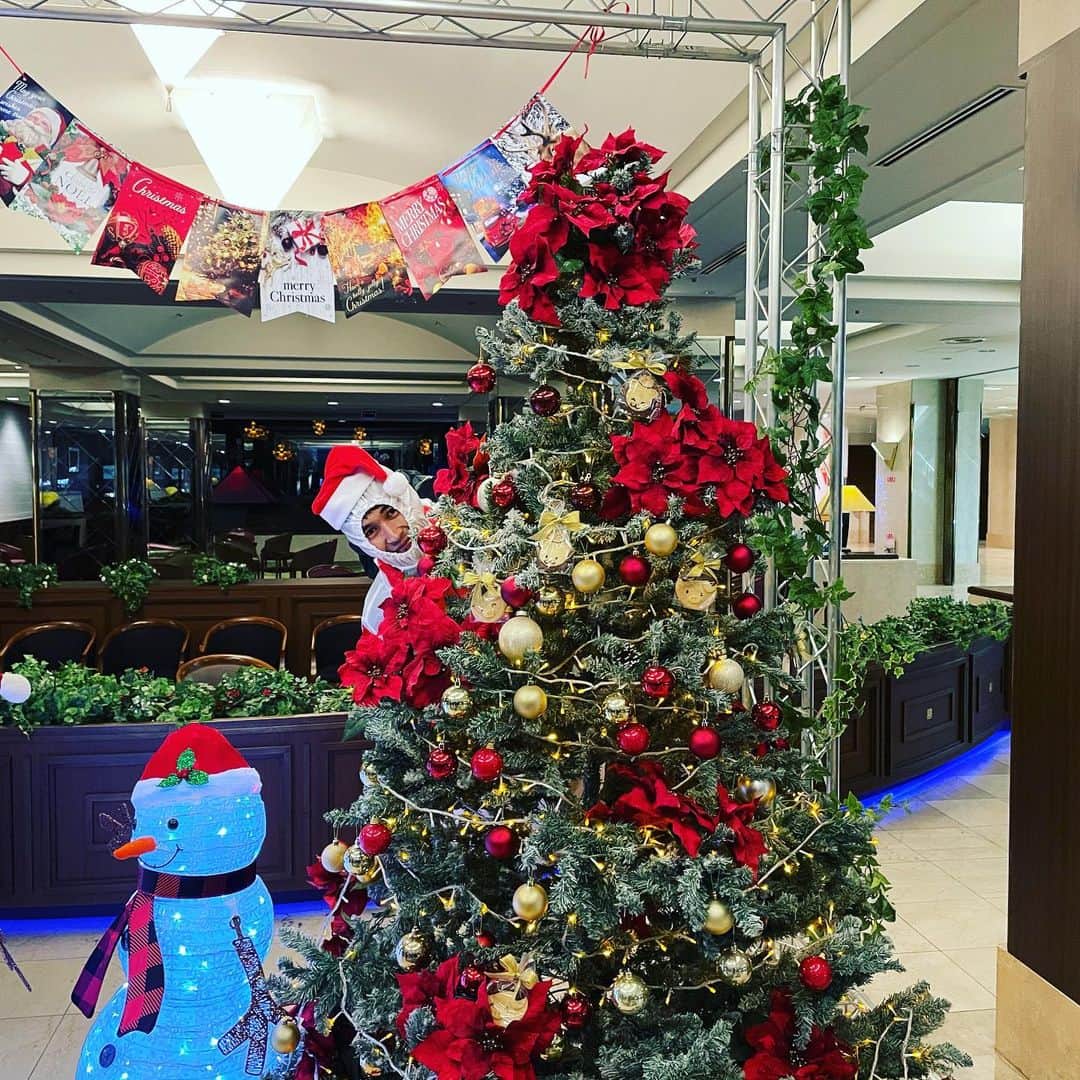 飯塚翔太さんのインスタグラム写真 - (飯塚翔太Instagram)「メリークリスマス 投稿遅れました。 実は買った雪だるまのサイズ合わず帽子も被れないただの白い男になりました。 #merrychristmas」12月25日 22時51分 - shoman0625