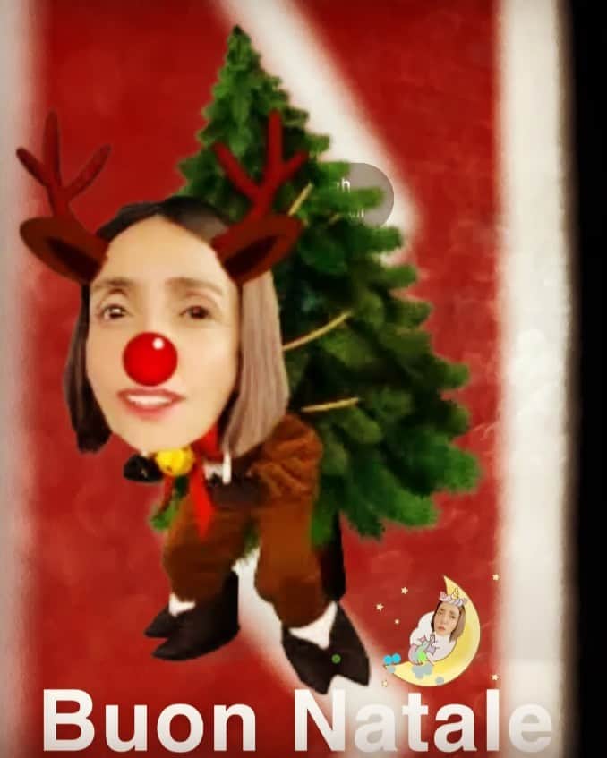 のインスタグラム：「Buon Natale amici ! Quando il mondo fuori  è diverso ma tu dentro non cambi mai... 😂😂😂😂😂😂😂😂 #buonnatale #merrychristmas」
