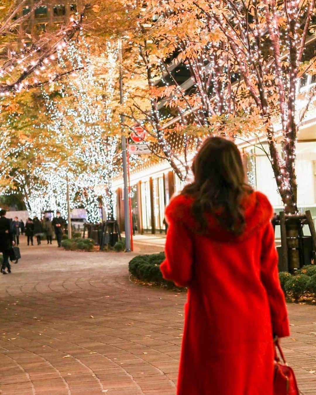 奥家沙枝子のインスタグラム：「The best time of the year🎅❤️ . . #bigsmile #christmas #holiday #christmastree #tokyo #night #silentnight #bff #friends #winter #winterwonderland #クリスマス#ディナー#銀座#冬コーデ#クリスマスコーデ」