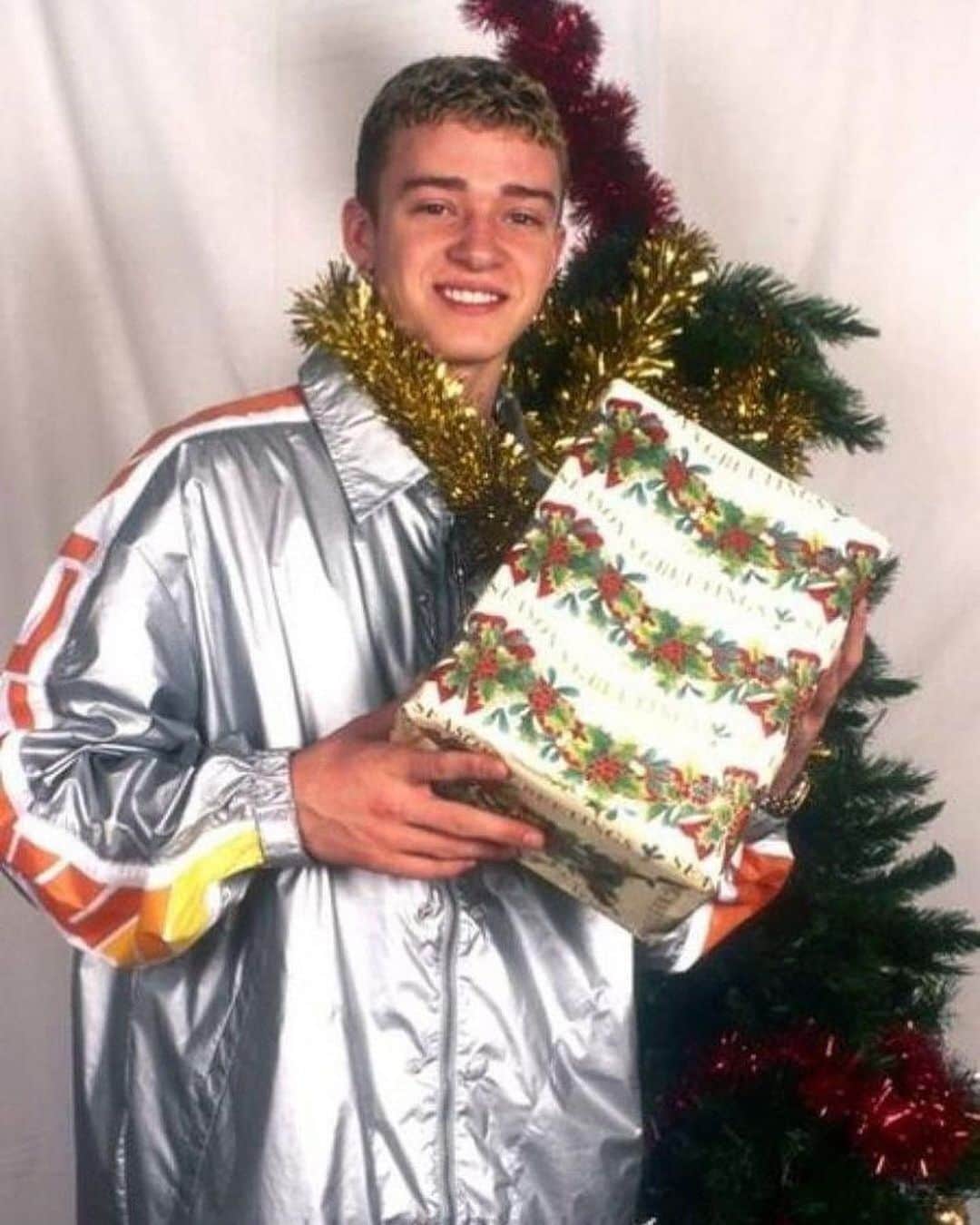Nylon Magazineさんのインスタグラム写真 - (Nylon MagazineInstagram)「What's your #Christmas mood? We're a mix between Justin and Christina. ⁠⠀ [RG: @90scelebvibes, @dazedintentions]」12月25日 23時02分 - nylonmag