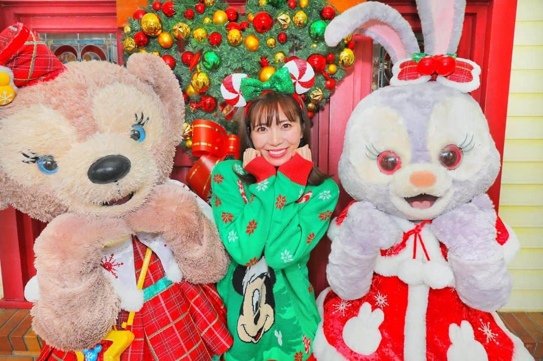 あいにゃんさんのインスタグラム写真 - (あいにゃんInstagram)「Merry Christmas🎄🎁❤️💕﻿ クリスマス衣装を着た天使すぎるシェリーメイちゃん、ステラルーちゃんに囲まれて、鼻血が垂れる3秒前のお気に入り写真を載せちゃおうっ📸💗💕💗💕﻿ ﻿ 今年のわたしのクリスマスは、美味しいごはんに、ホールケーキを半分も食べて、幸せな"食"クリスマス🎄を過ごしました🐷🍴笑。﻿ ﻿ みんなはどんなクリスマスを過ごしたかな？🎄🎁﻿ ﻿ サンタさん🎅にプレゼントは"みんなの幸せ"ってお願いしたんだけど、、、サンタさん届けてくれたかなぁ🥺？🎁💗💭﻿ ﻿ 今年は本当に本当にみんな大変な一年だったと思うから、そんな一年をほんの一瞬でも忘れて、今までと比べたら小さな幸せかもしれないけど、幸せを感じられる時間を過ごせていますように。。﻿ ﻿ #ディズニー　#クリスマスディズニー　#クリスマス　#シェリーメイ　#ステラルー　#ディズニーコーデ　#メリークリスマス　#クリスマスプレゼント」12月25日 23時02分 - ainyan_0302