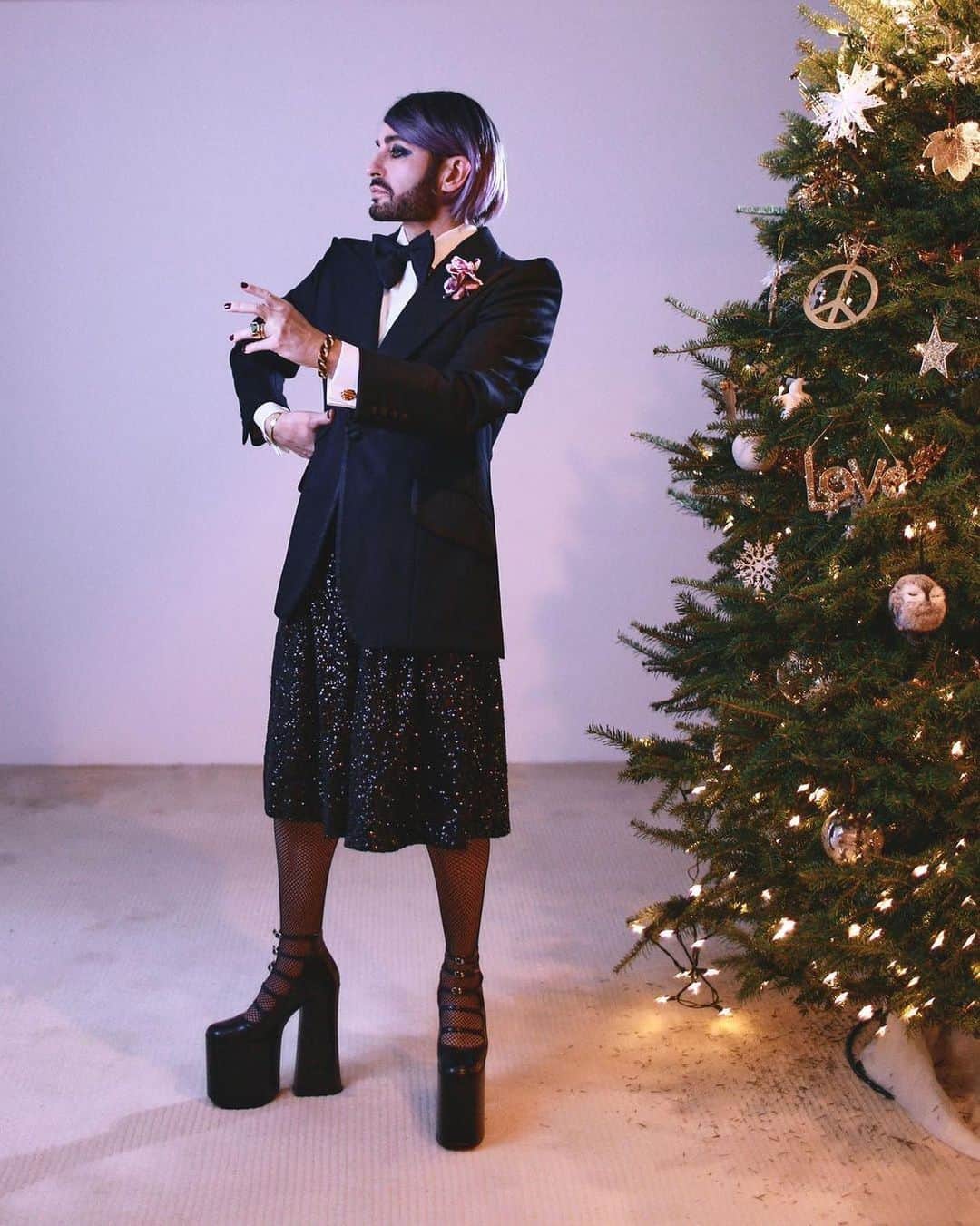 Marc Jacobsのインスタグラム：「Happy holidays from our chosen family to yours.  Marc photographed by @1.800.Newbold, styled by @JulioEspadaNYC.」