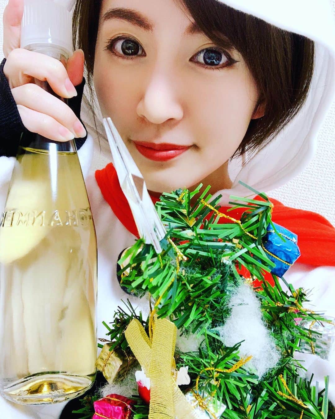 浜田真衣のインスタグラム：「Merry Christmas🎄｡・:＋° MONAモデルとして活動してから 毎年イベントがある日は ファンの皆様と過ごさせていただく❁  いろんなバックグラウンドを持った 幅広い世代の人達と話が出来るって 最高に楽しい！幸せ！  誰かのために せめて近くにいてくれる人だけでも 笑顔にできるように 幸せになってもらえるように 私はこれからも挑戦し続けます♡  素敵なXmasをすごしてね🤤！  #浜田真衣#monaカフェ#japanese #instalike #instapic  #xmas #めりーくりすます」