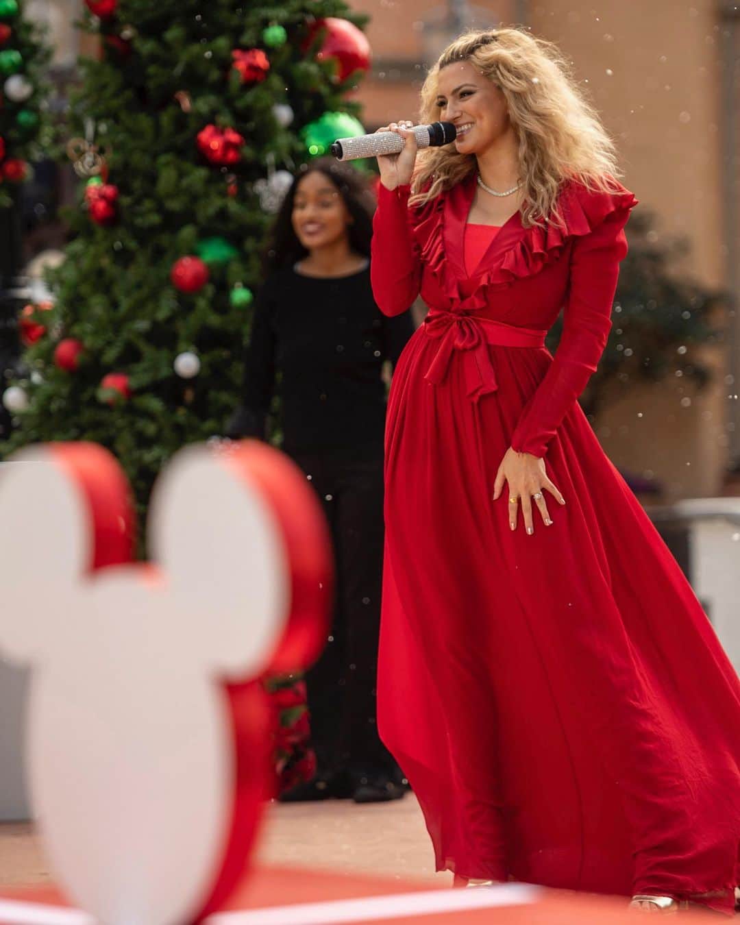 トーライ・ケリーのインスタグラム：「merry christmas everyoneee 🎄♥️ this morning you can watch my performance of 'let it snow' with the florida a&m university gospel choir from @waltdisneyworld on @abcnetwork at 10 am et / 9am ct/pt 🏰✨」