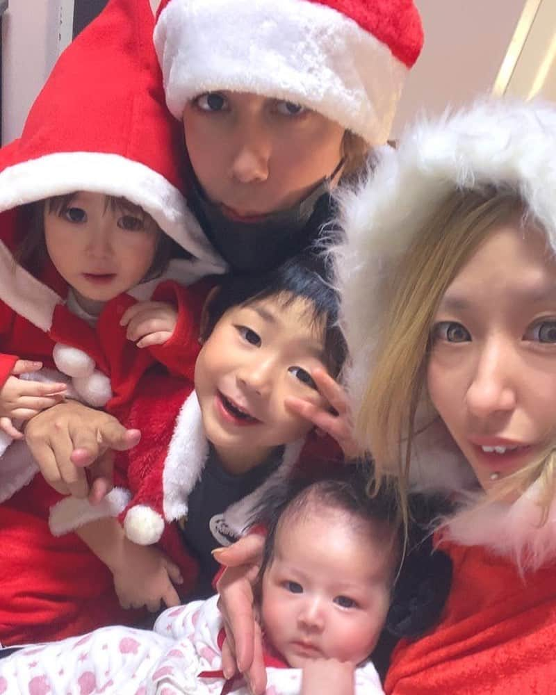 あきるなさんのインスタグラム写真 - (あきるなInstagram)「🎄Merry  christmas🎄 あきるなサンタもできたし イベントも1位取れたし 色々問題も発生したけど 素敵なクリスマスでした✨ . . . #家族 #家族写真 #クリスマス #クリスマスプレゼント #クリスマスコフレ #夫婦 #カップル #ファミリー #自撮り #子供 #育児 #大家族 #セルフィー #サンタコス #ファミリーフォト #パパ #ママ #姉妹 #兄妹 #クリスマスイブ #selfie #me #merrychristmas #mama #family #familytime #familyphoto #cute #couple」12月25日 22時57分 - runaruna1226