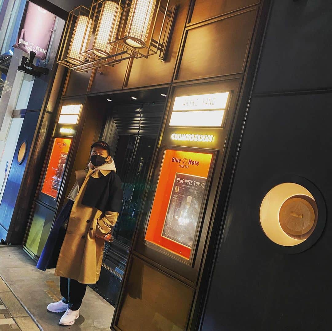 斎藤司のインスタグラム：「メリクリ BLUE NOTEおされすぎやろ 来年は少しは立派な人間になりたい 42になるのに全然なれない笑 小学生の時サザエさんみてた。 そん時のカツオ見てるみたい。 カツオより上に行けない。 波平さんなんてもってのほか。 来年は最高の歳になりますように。 僕もみんなも。」