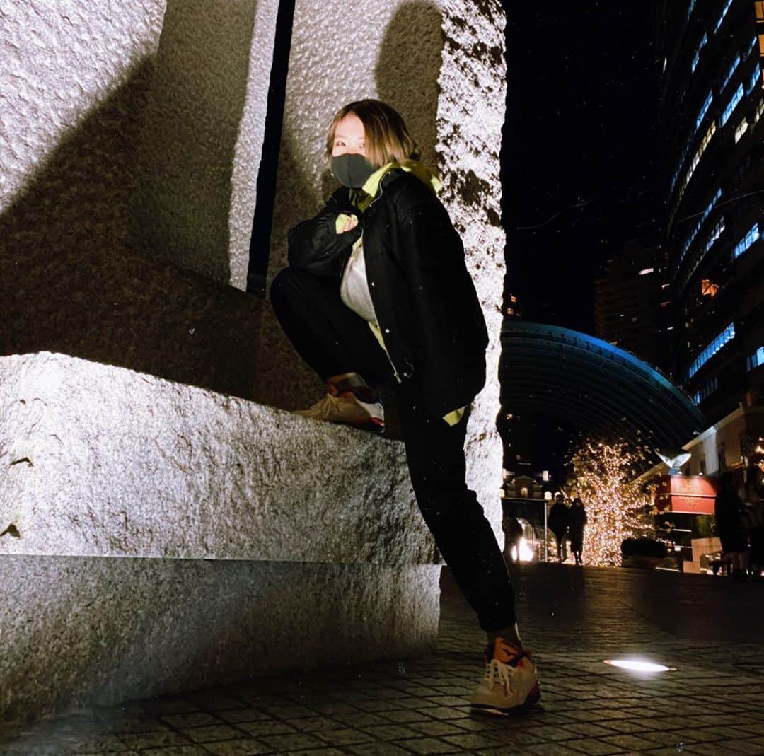 瀧澤彩夏のインスタグラム：「めりくりでした🎄 この場所は、いいムードすぎて、こんなポーズとってふざけてるやつは私くらいしかいなかった…。 場違いだった。ごめんなぁ。 みんな素敵なクリスマスになったかい？」