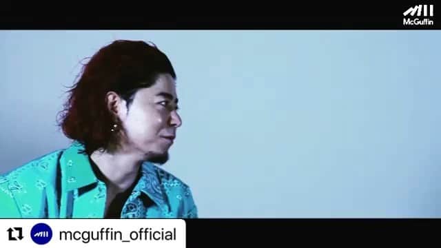 町山博彦のインスタグラム：「多くの方に見て頂きたい対談です。  前編/後編と少し長いかもしれませんが気付けばあっという間に見終わってます。背中を押してくれる言葉がたくさん詰まった1時間です！  是非見てください！！  #Repost @mcguffin_official with @make_repost ・・・ ㅤㅤㅤㅤㅤㅤㅤㅤㅤㅤㅤㅤㅤ ㅤㅤㅤㅤㅤㅤㅤㅤㅤㅤㅤㅤㅤ ⚡️NEW VIDEO 公開⚡️ ㅤㅤㅤㅤㅤㅤㅤㅤㅤㅤㅤㅤㅤ  窪塚洋介×高木琢也 (OCEAN TOKYO) 　 “We Are Kodonas”（後編）  ㅤㅤㅤㅤㅤㅤㅤㅤㅤㅤㅤㅤ  数々の作品に命をふきこみ、 日本だけでなく海外まで活躍の場を広げる日本を代表する俳優、窪塚洋介。美容師の新たな可能性を見出し、美容業界に革新をもたらした高木琢也。  ストリート界に大きな影響を与え続け、時代を牽引する異色の2人による対談が実現。  SNSが発達し、現実とバーチャルのバランスが崩れてきている現代と逆行して、過去や常識に囚われることなく、自身の感じるままに「今、この一瞬」を生きる2人の言葉を届けます。 ㅤㅤㅤㅤㅤㅤㅤㅤㅤㅤㅤㅤㅤ  ◾窪塚洋介  @yosuke_kubozuka   1979年5月7日生まれ。 神奈川県横須賀市出身。 1995年『金田一少年の事件簿』で俳優デビュー。その後2000年『池袋ウエストゲートパーク』の怪演で注目される。 2001年公開映画『GO』で第25回日本アカデミー賞新人賞と史上最年少での最優秀主演男優賞を受賞し、その名を一気に広め映画を中心に舞台でも活躍を続ける。 2017年にマーティン・スコセッシ監督作『Silence-沈黙-』でハリウッドデビューを果たし、海外にも積極的に進出。 現在Netflixにて『GIRI/HAJI』、Amazon Audibleで『アレク氏2120』（堤幸彦監督）が好評配信中のほか、2021年2月に『ファーストラヴ』（堤幸彦監督）の公開を控える。 また、レゲエDeeJayの卍LINEとして音楽活動を行う一方で、モデル、執筆と多彩な才能を発揮。 地球に良い、体に良いをテーマにした自身の番組『今をよくするTV』をYouTubeにて配信中。  ㅤㅤㅤㅤㅤㅤㅤㅤㅤㅤㅤㅤㅤ  ■高木琢也  @takagi_ocean  1985年7月14日生まれ。千葉県出身。35歳。 2013年9月にOCEANTOKYOを設立し、わずか6年で渋谷・原宿・大阪に8店舗展開。 「月間技術売り上げ1200万」の偉業を成し遂げ、日本武道館でのヘアショーに最年少の美容師として出演。 「ホットペッパービューティーアワード」の全国メンズヘアスタイル部門では2万超の作品の中から2017年、2018年、2019年と3年連続日本一に選ばれる。 美のミシュラン 「KAMI CHARISMA 2020」「KAMI CHARISMA 2021」ではメンズスタイル部門唯一の三つ星を2年連続で獲得。 NHK『プロフェッショナル 仕事の流儀』に2018年、2019年、2020年と異例の3度出演を果たす。 2019年5月『這いつくばった奴が生き残る時代 道あけてもらっていーすか？』発売。 1ヶ月の予約枠はわずか1分で完売。 最高の似合わせを武器に男女問わず多くの芸能人、モデルなどから絶大な支持を集め、今最も注目を集める美容界の風雲児と呼ばれている。  Cast：Yosuuke Kubozuka / Takuya Takagi Editor-in-chief：Keita Ando (McGuffin) Producer：Hirohiko Machiyama (OverFlow inc.) Director of Photography/Editor：Yas Tsuda (OverFlow inc.) Camera：Jun Miyasaka   Production： OverFlow inc.   ㅤㅤㅤㅤㅤㅤㅤㅤㅤㅤㅤㅤㅤ #窪塚洋介 #高木琢也  #oceantokyo  ㅤㅤㅤㅤㅤㅤㅤㅤㅤㅤㅤㅤㅤ」