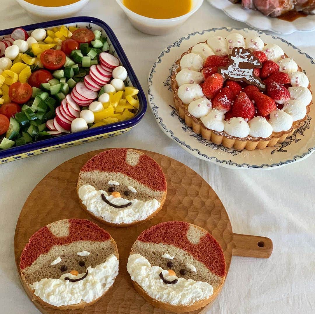 Ranさんのインスタグラム写真 - (RanInstagram)「. .  I enjoyed Christmas lunch with my family 💫🎄 . . 今年のクリスマスごはんは、 新刊「しあわせのイラストパン」の サンタクロースを作りました♩ クリスマスのテーブルをかわいく演出してくれました😍  . . . #bread #baker #bakery #christmas #christmaspresent #christmaslunch #christmasparty #kawaii #santaclaus #sweets #sandwich #パン #手作りパン #クリスマスごはん #クリスマス会 #クリスマスパーティー #サンタさん #クリスマスケーキ #手作りケーキ #ローストビーフ #いちごタルト #オープンサンド #トーストアート #こどもごはん #こどものいる暮らし #イラストパン #パン教室 #konel #konelのクリスマス #しあわせのイラストパン」12月25日 23時00分 - konel_bread