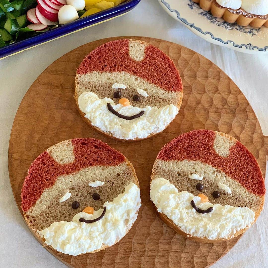 のインスタグラム：「. .  I enjoyed Christmas lunch with my family 💫🎄 . . 今年のクリスマスごはんは、 新刊「しあわせのイラストパン」の サンタクロースを作りました♩ クリスマスのテーブルをかわいく演出してくれました😍  . . . #bread #baker #bakery #christmas #christmaspresent #christmaslunch #christmasparty #kawaii #santaclaus #sweets #sandwich #パン #手作りパン #クリスマスごはん #クリスマス会 #クリスマスパーティー #サンタさん #クリスマスケーキ #手作りケーキ #ローストビーフ #いちごタルト #オープンサンド #トーストアート #こどもごはん #こどものいる暮らし #イラストパン #パン教室 #konel #konelのクリスマス #しあわせのイラストパン」