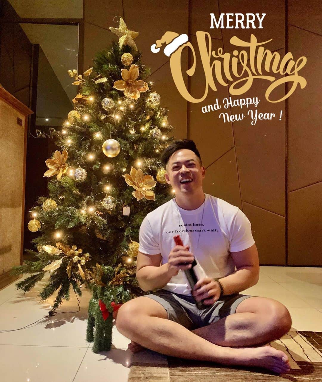 ヒューバートのインスタグラム：「Merry Christmas everyone! Drink (mostly) responsibly....」