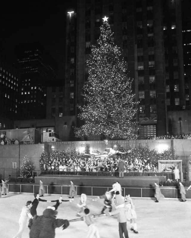 ラグ&ボーンのインスタグラム：「To your and yours, Merry Christmas and Happy Holidays. From all of us at rag & bone.  Christmas Tree at Rockefeller Center, NYC, 1977 Photo by Bettmann Archive」