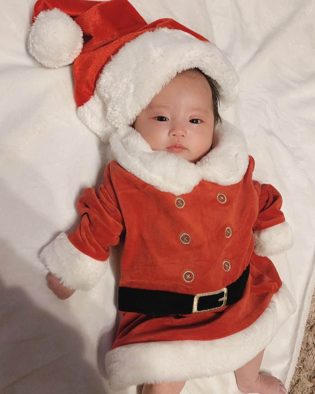 Yumaikaのインスタグラム：「娘よ、あなた可愛すぎるわ、、🎅🏼❤️  けどごめん🤣サイズ大きかったね🤣 セットアップになってて、一歳から着れるみたい✨  また来年も　楽しみやね〜✨🎄  帽子は、ままぱぱのを頭にのせてあげた👐🏽🎂  #生後２か月#クリスマス」