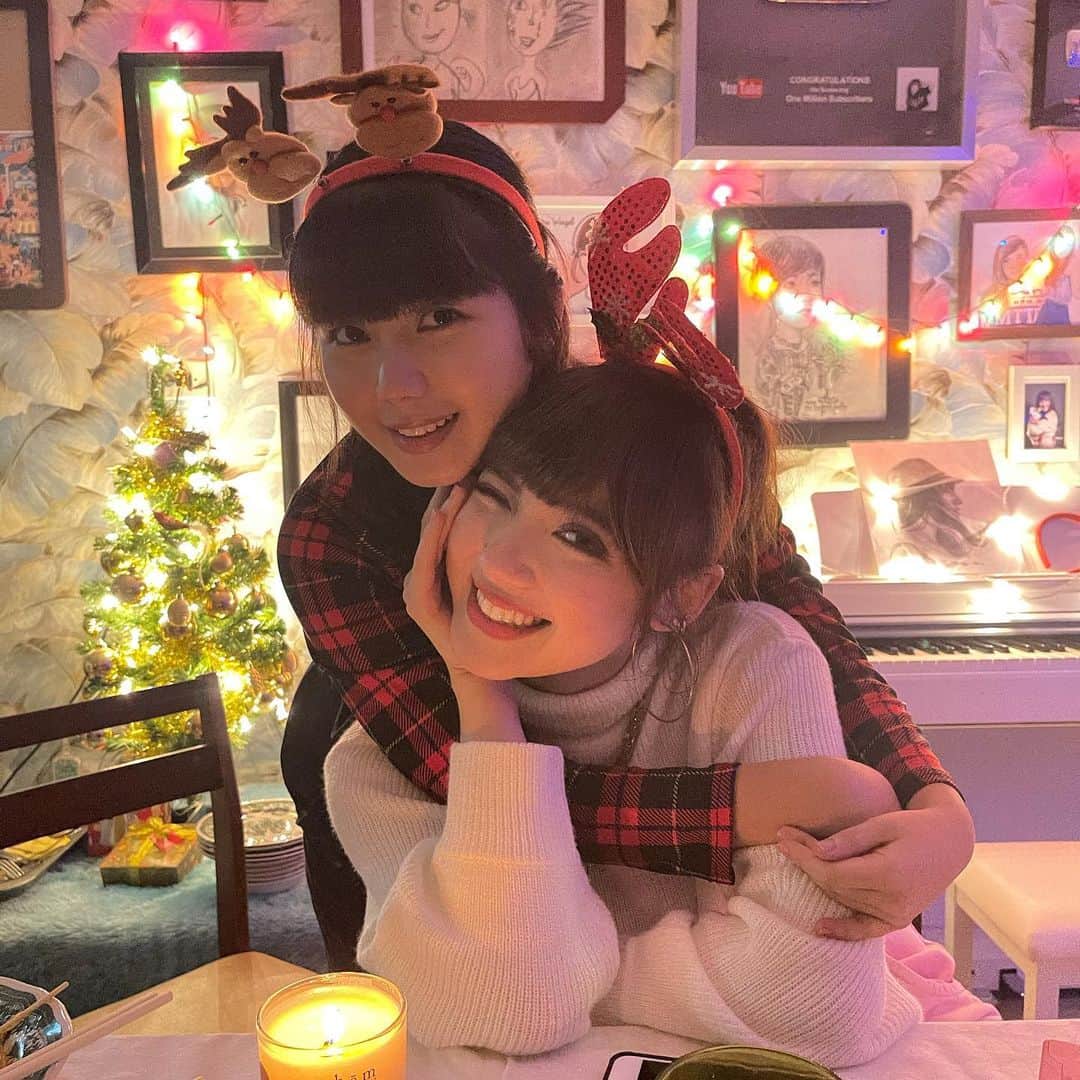 ヤンニーン・ワイゲルのインスタグラム：「MERRY CHRISTMAS🎄❤️✨」