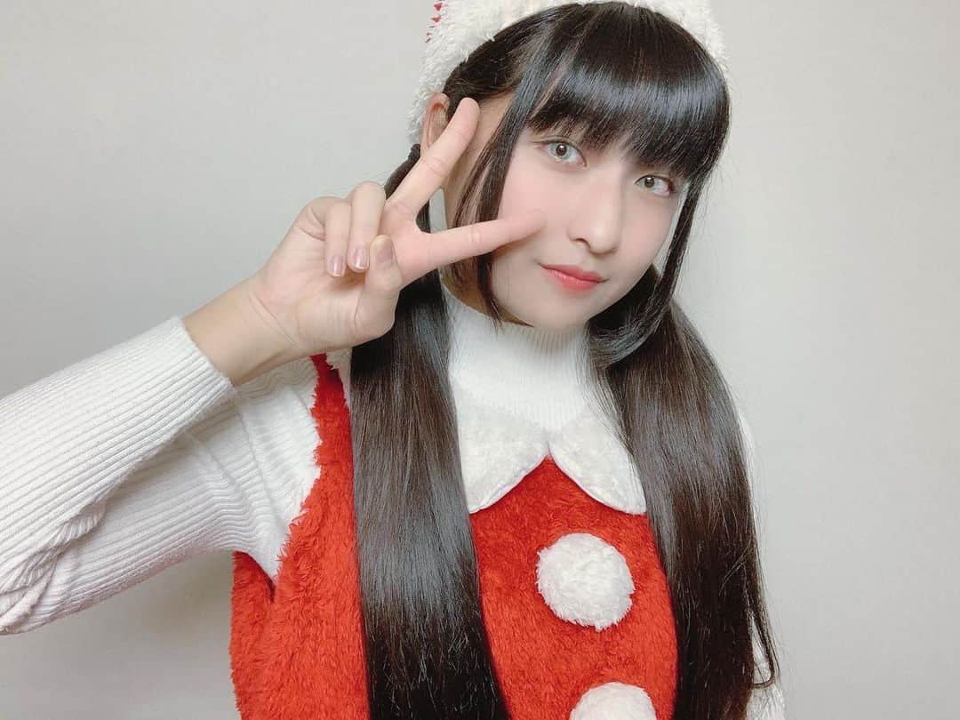 のインスタグラム：「❄Merry X'mas❄ ･ ･ ･ みんな〜❣️❣️メリクリ💚💛🧡 軽くサンタさんの服を着てみましたっ！ カラコンもねいつもと違う色を付けてみたよ！？どーですか💖💖 LINELIVEもすごく楽しかったです💕 ありがとうございました(*´꒳`*) #クリスマス  #サンタさん  #りりり  HAPPY(๑♡ᴗ♡๑)」