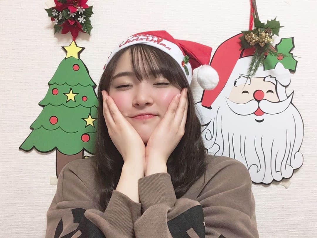 大森美優のインスタグラム：「メリクリ🎄🎅を 配信ではあるけどファンの皆さんと過ごせて、凄く楽しかった〜🎁 ずっとクリスマスなら良いのに〜〜 あと外の雰囲気も、曲とかも本当に好きだ〜 おやしみ　😪 #クリスマス  #おやすみなさい  #akb48」