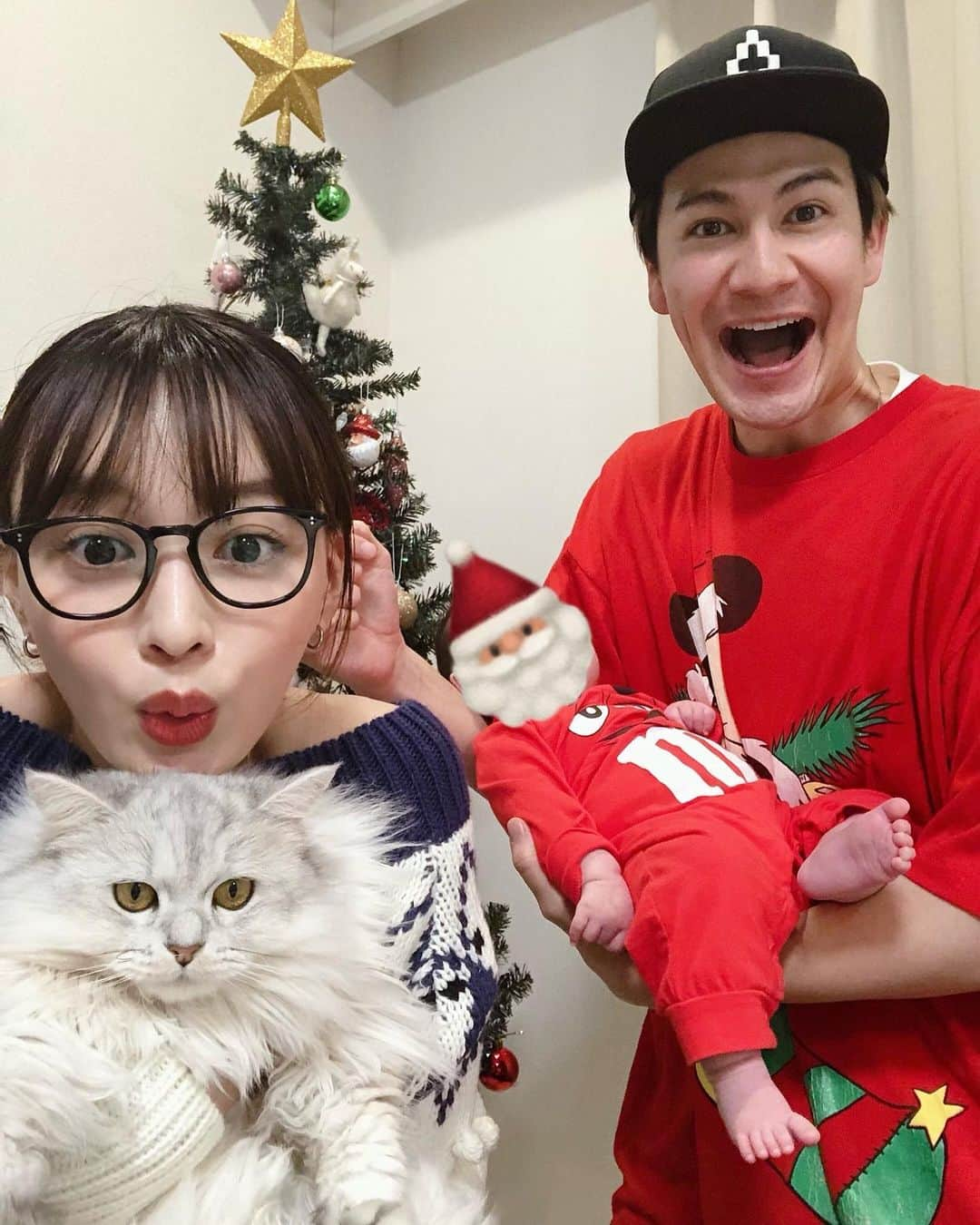 JOYさんのインスタグラム写真 - (JOYInstagram)「メリークリスマス🎅🎄🎁✨ 家族４人でのクリスマスショット☺️ 皆さんは素敵なクリスマスを過ごせましたか？？✨  #merrychristmas #メリクリ　#メリスマス　#聖夜　#silentnight #holynight #baby #babygirl #子育て」12月25日 23時06分 - joy.official