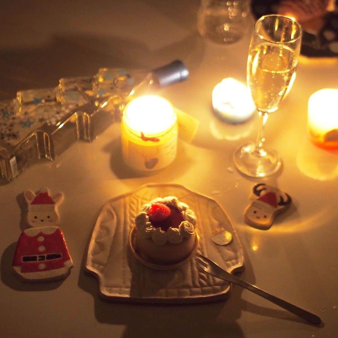 木村涼子さんのインスタグラム写真 - (木村涼子Instagram)「2020.12.25 昨日のささやかなケーキと 2枚目はパリパリシュウマイ いただいたキャンドルと 以前息子と作ったキャンドルで クリスマス気分をup🎄 息子もとっても喜んで、 去年はなかなか消せなかったロウソクを 上手に吹き消せるようになっていた😊」12月25日 23時06分 - kimuryou