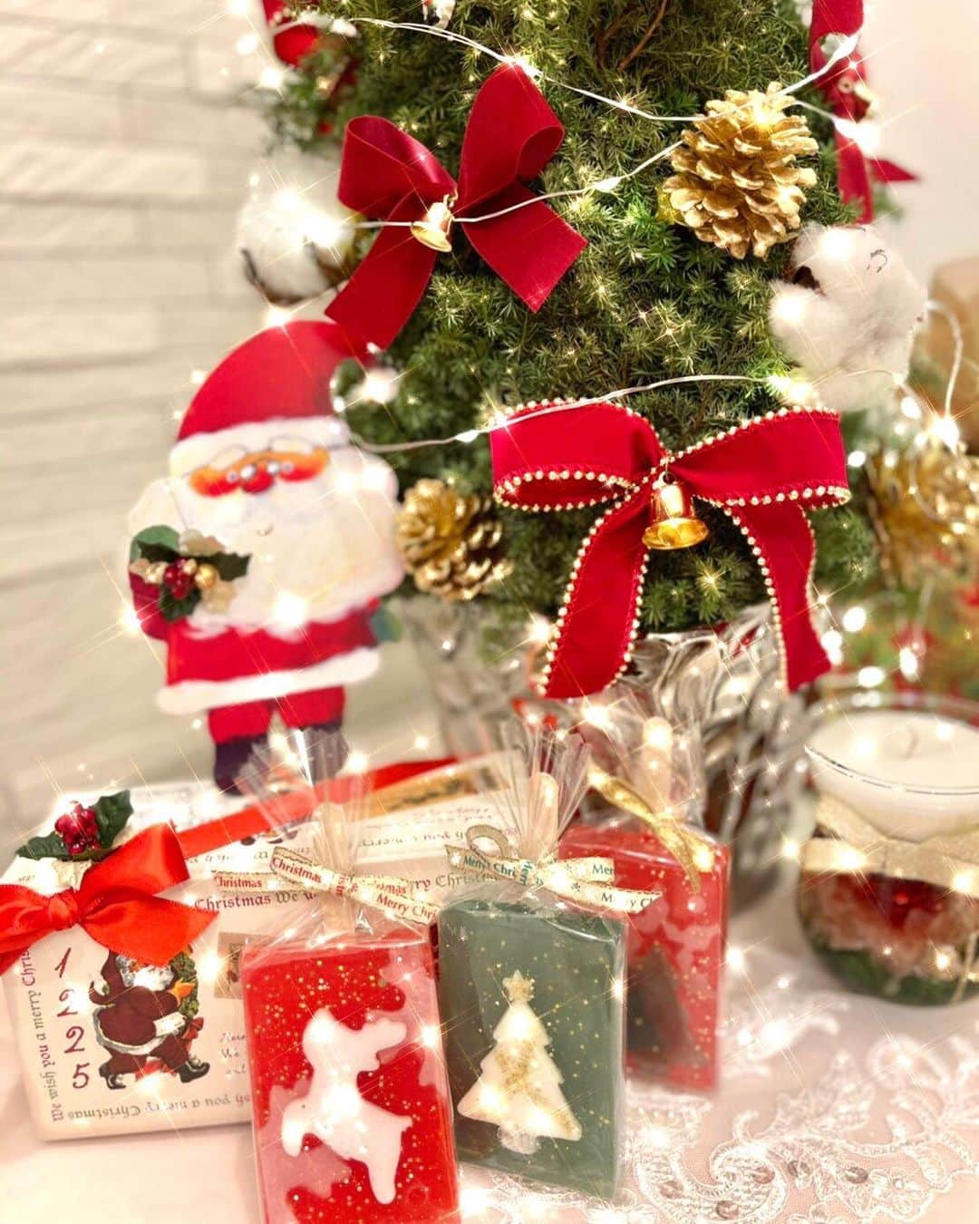 瀬戸早妃さんのインスタグラム写真 - (瀬戸早妃Instagram)「💕🎁🎄 MerryX'mas 🎄🎁💕 . 2020年.クリスマスは家族で、穏やかでとっても楽しい時間を過ごしました♪ . 健康と笑顔があればそれだけで幸せですね😌✨ みなさんは素敵な時間を過ごせましたか？🎀 .  クリスマスツリーはミニサイズのものを少しデコレーションしました♪ とっても可愛くて気に入っています🎄❤ . #christmas #Christmas2020 #happychristmas #メリークリスマス #サンタさんきたよ🎅」12月25日 23時07分 - plievesaki