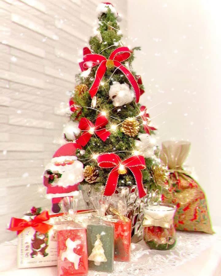 瀬戸早妃のインスタグラム：「💕🎁🎄 MerryX'mas 🎄🎁💕 . 2020年.クリスマスは家族で、穏やかでとっても楽しい時間を過ごしました♪ . 健康と笑顔があればそれだけで幸せですね😌✨ みなさんは素敵な時間を過ごせましたか？🎀 .  クリスマスツリーはミニサイズのものを少しデコレーションしました♪ とっても可愛くて気に入っています🎄❤ . #christmas #Christmas2020 #happychristmas #メリークリスマス #サンタさんきたよ🎅」