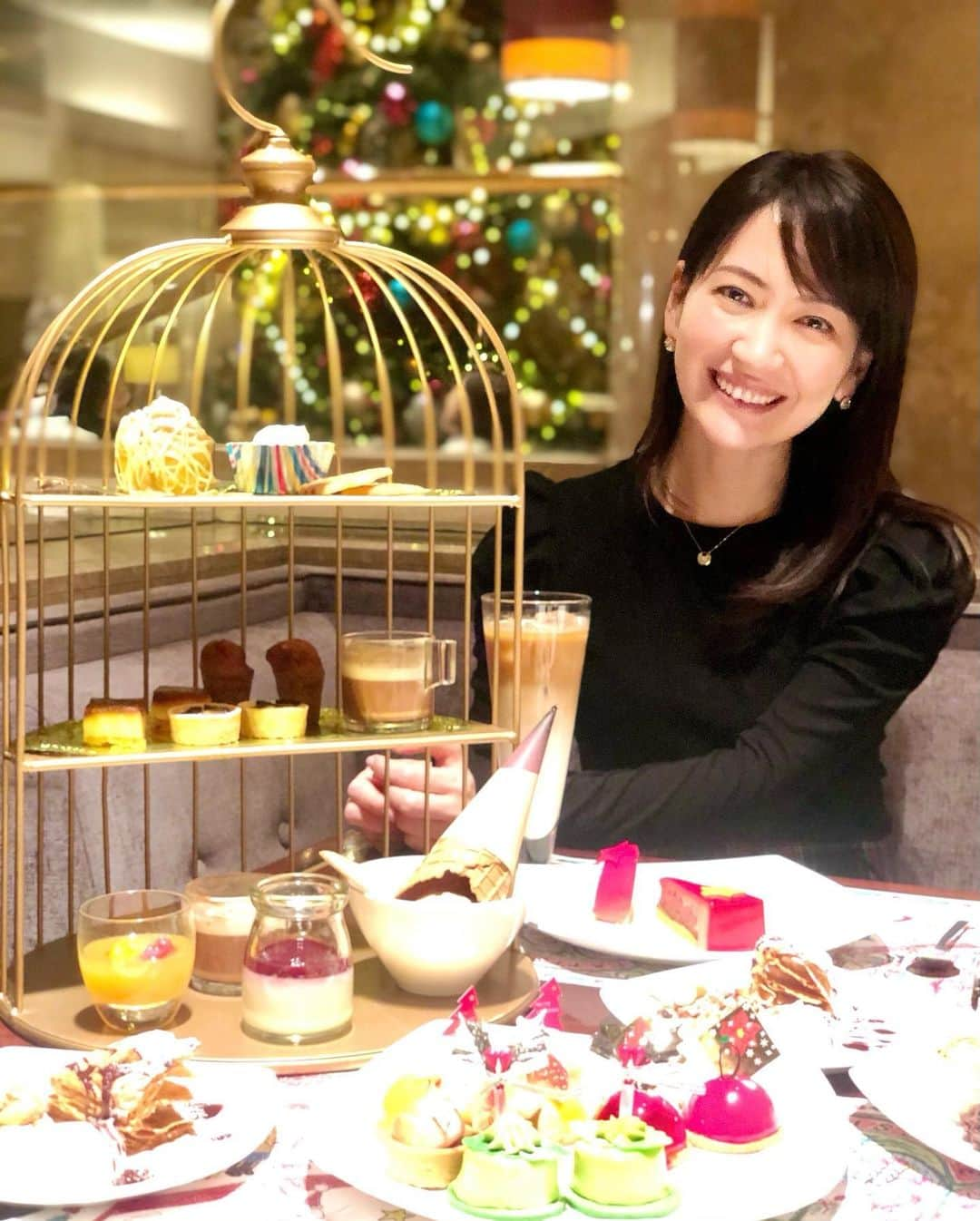 小倉星羅のインスタグラム：「Merry X'mas🎄💕  色んなことがあった一年でしたが、街中でイルミネーションが見られるだけで、少しほっこりしますね☺️  2020年もあと1週間。 クリスマスと共に仕事納めさせていただきました。 来年はたくさんの人と思いっきり笑えるといいな🎁 すてきなクリスマスを🤶  #クリスマス #xmas  #サンタさんは来なかったよ」