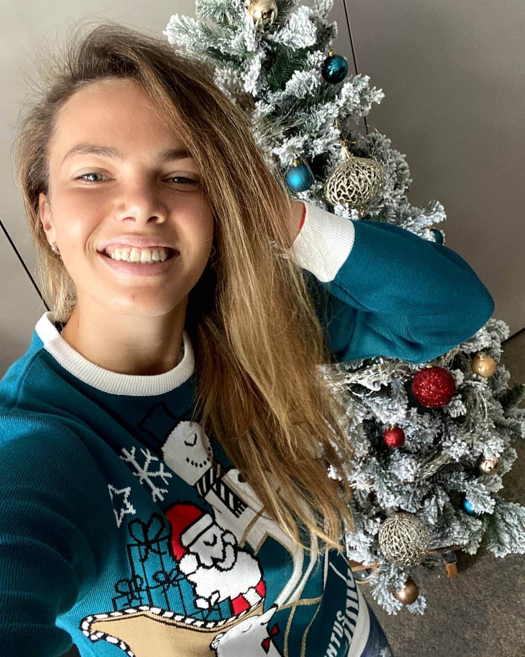 ユヴェントスFCさんのインスタグラム写真 - (ユヴェントスFCInstagram)「Jumper 🔛 ✅ Selfie by the Christmas tree 🎄✅  #XmasReunion done right 🔝🎁🎊」12月25日 23時07分 - juventus