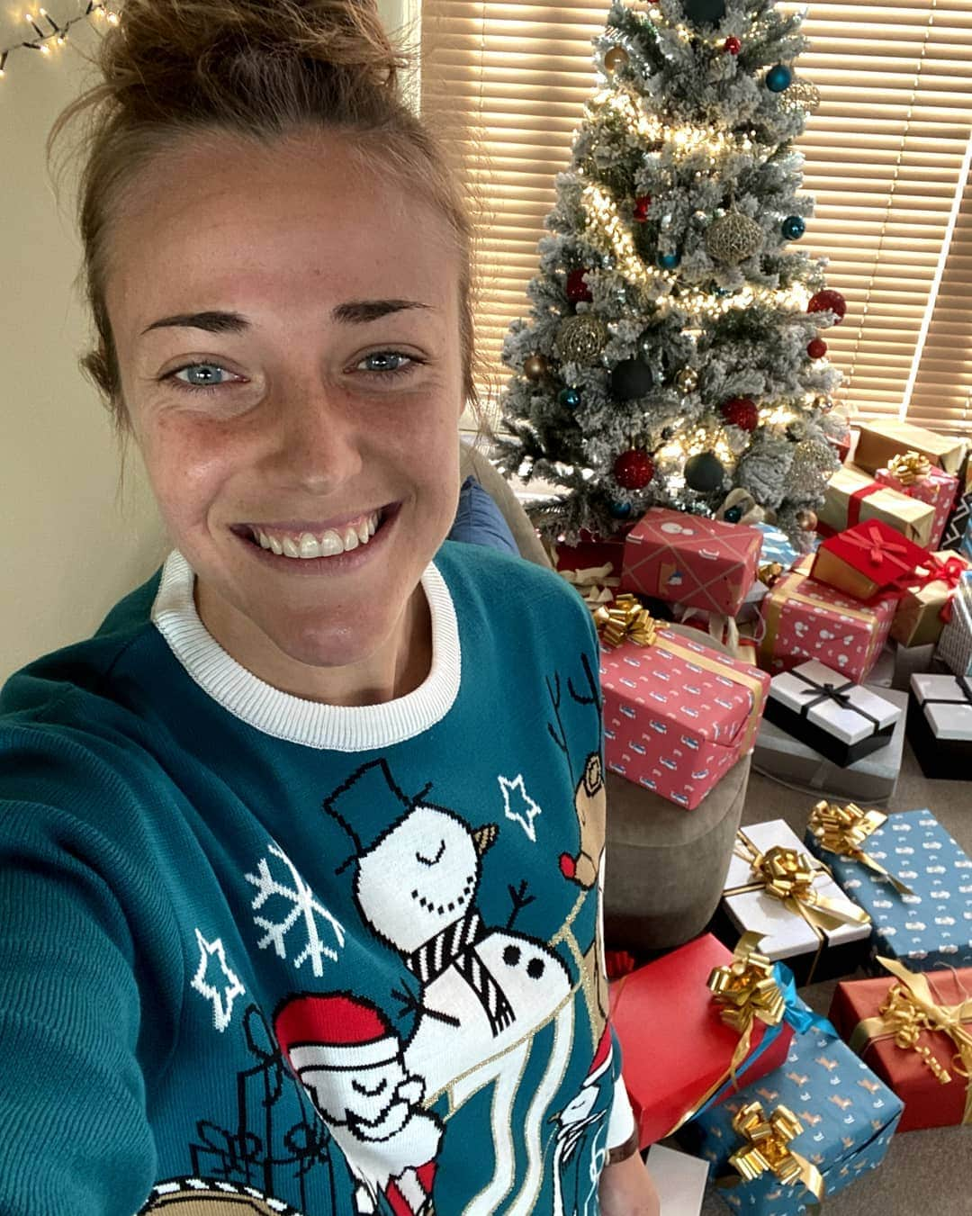 ユヴェントスFCさんのインスタグラム写真 - (ユヴェントスFCInstagram)「Jumper 🔛 ✅ Selfie by the Christmas tree 🎄✅  #XmasReunion done right 🔝🎁🎊」12月25日 23時07分 - juventus