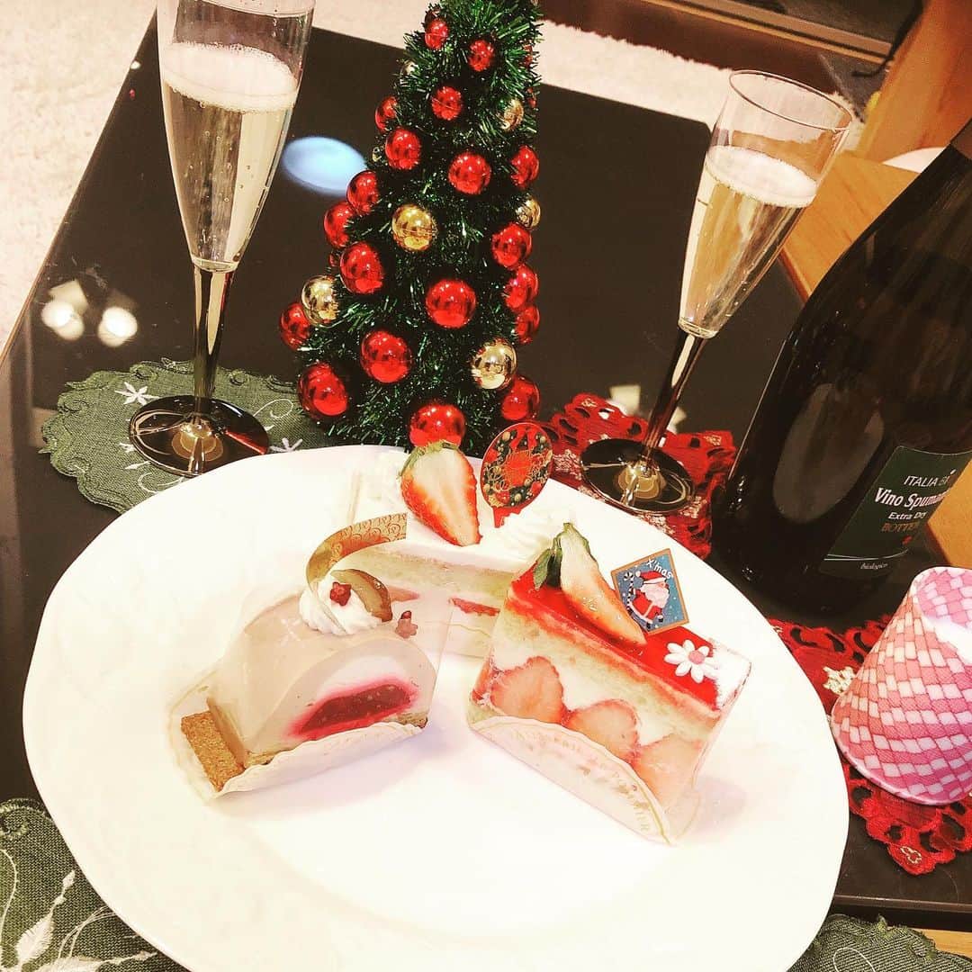 上野真衣のインスタグラム：「サンタさんに電話して大喜びの娘✨🎅お手紙書いてたけど、プレゼントの要求でした！笑 クリスマスケーキ🍰🎂 を買いに麻布へ。2枚目の写真は、母からスポンジケーキのみ送られて来たので、娘とフルーツを乗せました💓六本木のイルミネーションまでドライブ✨東京タワーも クリスマスカラーでした🎄🎅  #サンタさんに電話 #サンタにプレゼントお願い  #クリスマスケーキ #東京タワークリスマスライトアップ」