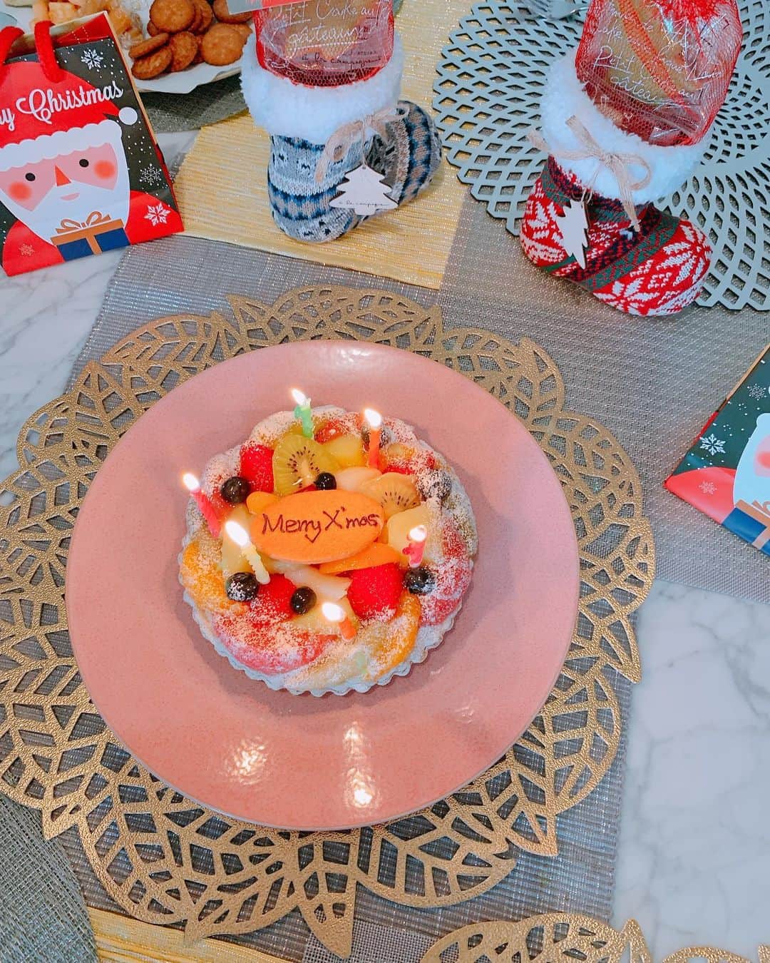 吉村優さんのインスタグラム写真 - (吉村優Instagram)「* 少し前のクリパ🤶🎄❤️ 地元のお友達と クリパに託けた 普通のランチタイムだったので、、 グリーンカレーにサンタさん添えて サラダの上にもちびサンタ達🤶❤️ 今年のクリスマスも もう終わっちゃう〜🏃‍♀️ * サンタさんって いつから来なくなったんだろう、、😭 * #christmas #おうちご飯 #サンタ #クリスマスランチ  #グリーンカレー #スパイスカレー」12月25日 23時08分 - yuyoshimura87