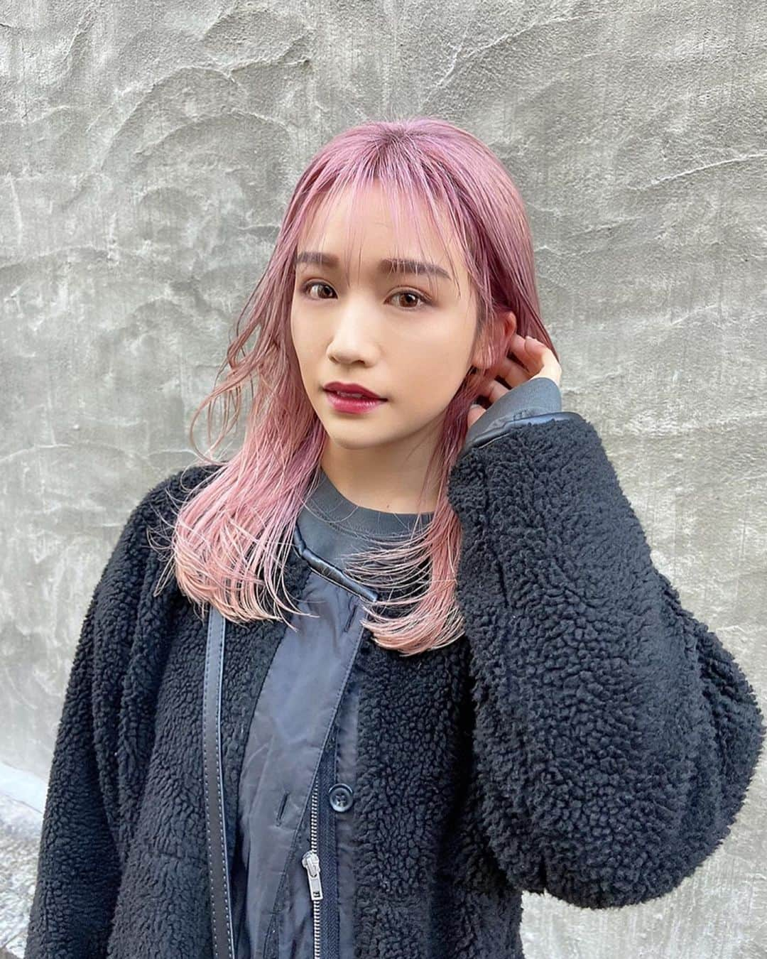 HIKARIさんのインスタグラム写真 - (HIKARIInstagram)「＊ newhair💇‍♀️ はじめてのpurple×pink❤︎ 前髪も作りイメチェンしました✌️ ﾊｲﾄｰﾝ好評です。 軽くてパーカーなど合わせやすい もこもこな上着は、 @barak_official 🧥 ・ ・ ・ Xmasだね🎄 みんなどんなふうに過ごしたかな？ 私はリハと美容に使った笑 素敵な1日を〜✨ _  #撮影 #撮影会 #被写体 #被写体モデル #モデル #作品撮り #撮影依頼 #紫ヘア #クリスマス #美容院納め #2020年もあと少し #outer #barak #merrychristmas #newhaircolor #purple #pink #hightone #fariaclown  #ひかりんスタイル @b_b_j.j @mebia._.official @bijo_navi」12月25日 23時19分 - hikari_niko424