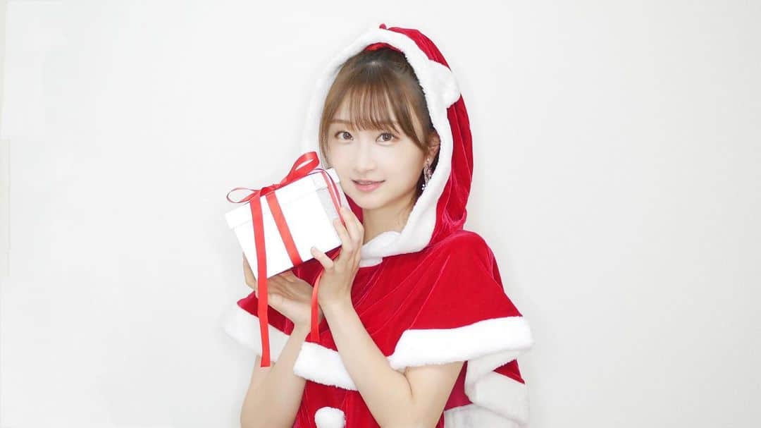 秋奈のインスタグラム：「メリークリスマス🎄✨  ツイッターにも載せたけど、インスタにはもう1ショット📸  youtubeにwinter wonderlandのカバー載せたので、ぜひ聴いてね(*´◒`*)  私はみんなの応援の言葉で最高のクリスマスになったよー！！ いつもありがとう💓✨」