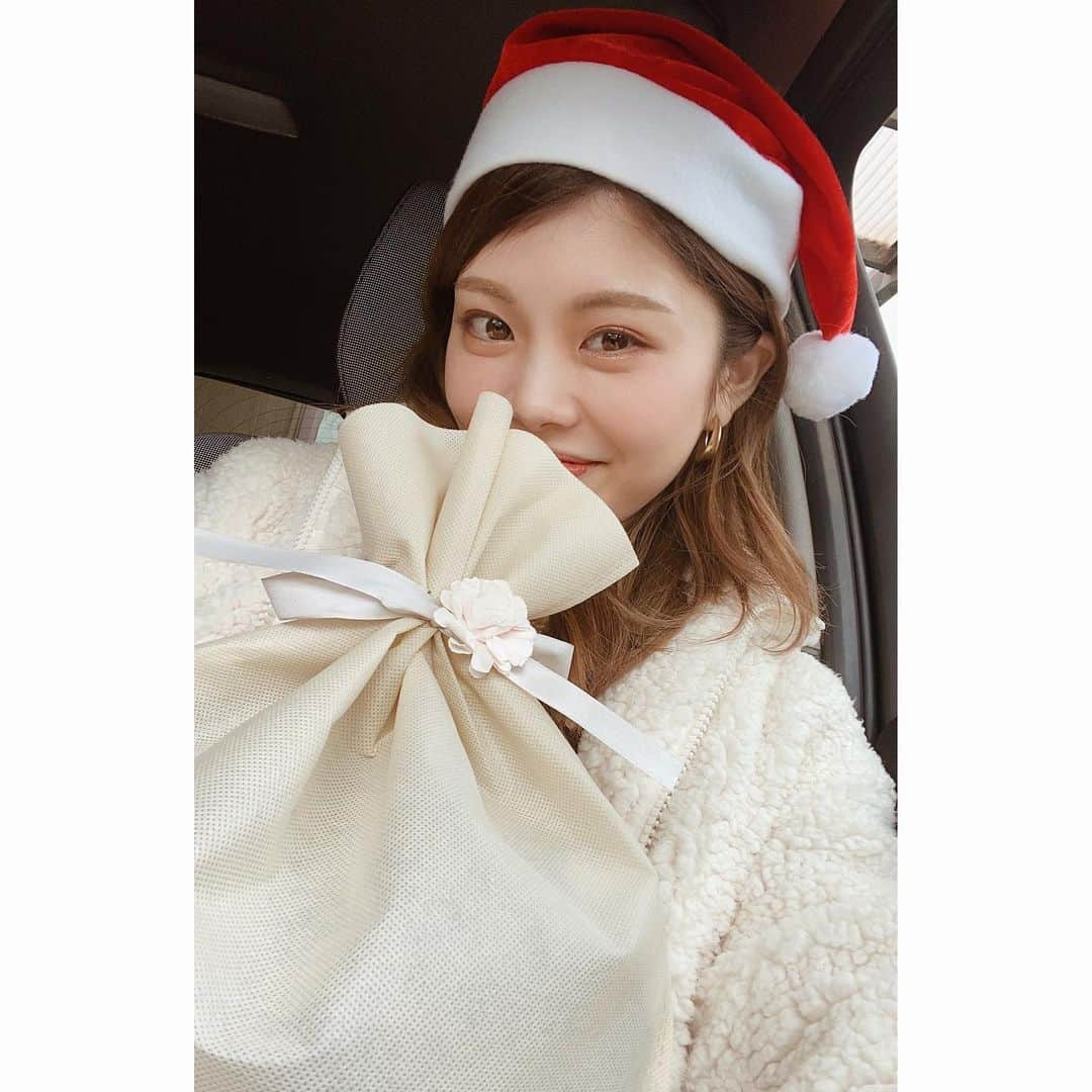 池田真子さんのインスタグラム写真 - (池田真子Instagram)「メリークリスマス🎄 ． ． 今年は真子サンタとして2回のサプライズを🎁 ． 最近はたくさんの子供たちの笑顔が癒しです＊° ． 写真はりおんちゃんとれいやくん💕( @maxmax1029 ) ． この日の様子はママライフチャンネルをご覧ください＊° ． ． ． ． 昨日は早く帰れたのもあって、夜ごはんは雰囲気ひとりクリスマスを楽しみました♩ ． ． と言ってもズボラな私なので、特に凝ったことはせず、手軽にできるレシピを紹介します♩ ． (明治ブルガリヤヨーグルトさんのレシピを参考にアレンジさせて頂きました！) ． ． 材料 ・お好みの野菜 ・鷄もも肉 ・オリーブオイル ・ローズマリー ・塩 ・ブラックペッパー ． ． ． 天板にオーブンシートを敷いて余熱をしている間に、鷄もも肉と塩、ブラックペッパーで軽く揉み込んでおきます。 (本当は30分ほど置くのが良いみたい!) ． ． ． 野菜をひたすら切る！ (焼いたら縮むので少し大きめくらいがちょうど良いと思います。) ． ． ボウルにオリーブオイルと切った野菜を入れて混ぜたら、塩とブラックペッパーを振っておきます。 ． ． 天板に乗せたら200°Cのオーブンで40分焼いて完成！！ ． ． ． 切る、混ぜる、放置、で良いから手軽にできて嬉しい♡ ． ． 上の段に入れてたからちょっと焦げたけど、焼き目が好きな私にとってはちょうど良かった！！ ． ． ． 余った分はダイソーの耐熱ガラスで保存！ ． ． ． めちゃくちゃ美味しくてバゲットとの相性も最高だったし、作業にあまり時間をかけたくない方にもおすすめです♩ ． ． ． これは簡単だったしまた作ろう♡ ． ． ． ． #ズボラ飯 #1人暮らし #ひとり暮らし #ずぼら飯 #簡単レシピ #手作りごはん #簡単ごはん #ぎゅうぎゅう焼き #オーブン料理 #オーブン焼き #クリスマスごはん #クリぼっち #ひとりクリスマス #リフレッシュ #アラサー独身女子 #独身女子 #独身貴族 #ダイソー #耐熱ガラス #子供好き #癒し #xmas #instagram #love #instafood #instaxmas #foodstagram #lifestyle #instahealth #instalifestyle」12月25日 23時13分 - mako_ikeda