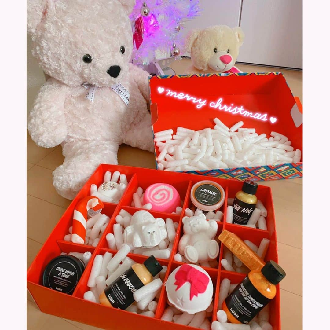 渡辺茉莉絵のインスタグラム：「私にも#サンタさん きた🎅🏻❤️ かわいい#LUSH のセット〜♡♡ 香りもの大好きだから嬉しいし、お部屋がいいにおいすぎる🥰💗 ゆっくりお風呂で堪能しよーっと🎁 #thankyou 💕🐰 そして#Mステ 😭😭#ミイヒ が元気そうで何よりのクリスマスプレゼントだったかもしれない🥺🌈💗💗#NiziU ♡ #サンタさんからのプレゼント #ラッシュ #バスボム #バブルバー #ボディソープ #シャワースクラブ #ボディミルク #最高のお風呂タイム #贅沢な時間 #ありがとう #クリスマス #クリスマスプレゼント #12daysofchristmas #bathbomb #bathtime #bodycare #happy #merrychristmas」